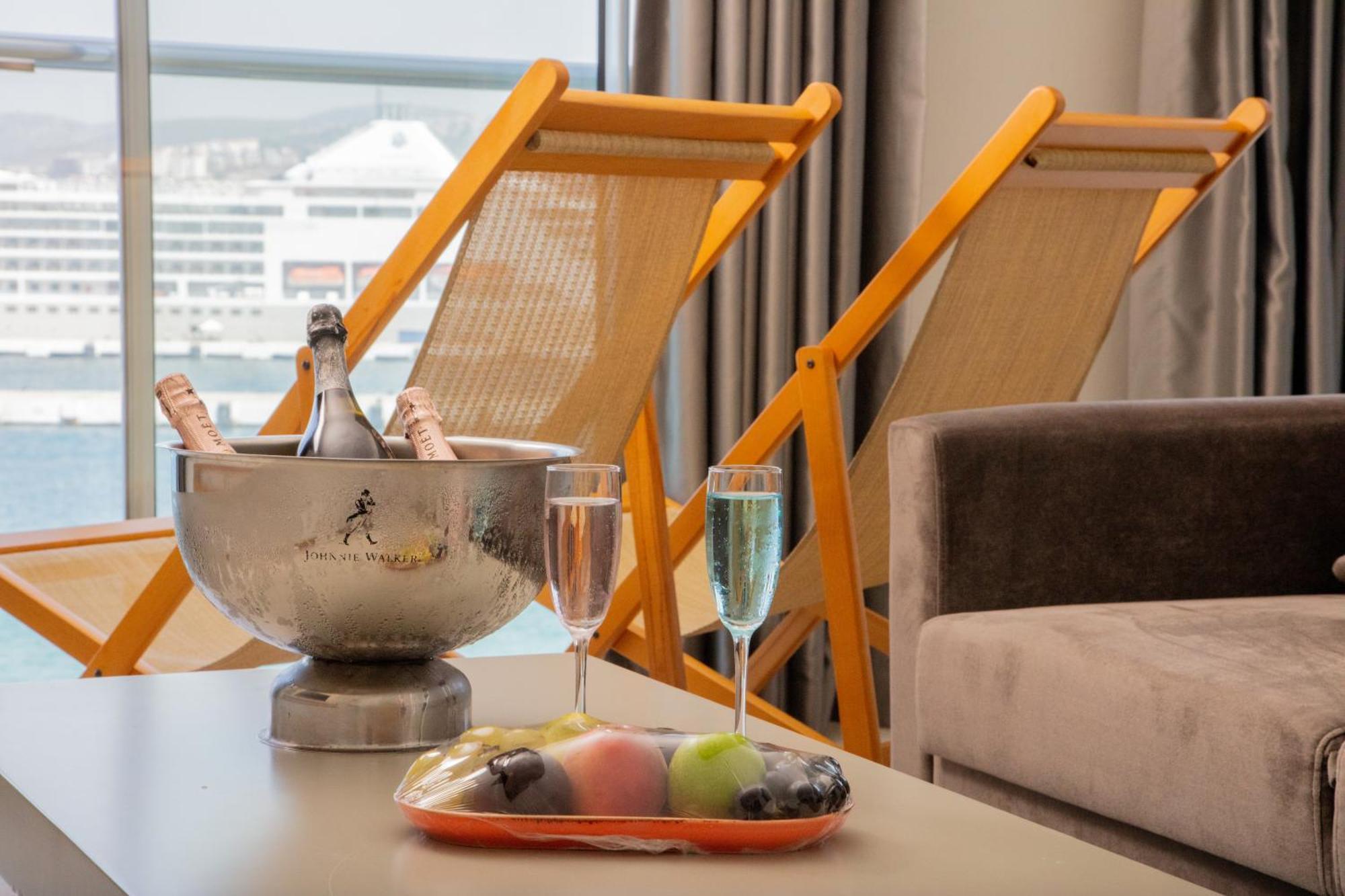 Efe Hotel คูซาดาซี ภายนอก รูปภาพ